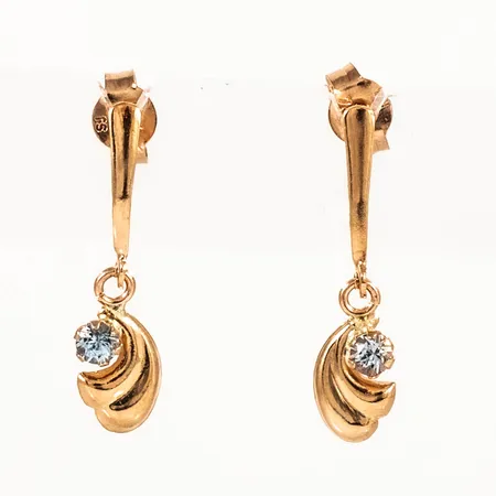 Örhängen med ljusblå stenar bredd 5mm, längd 20mm, ojämnheter 18K 0,7g. 