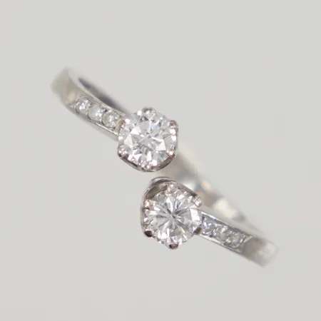 Tvillingring med diamanter 2 x ca 0,20ct Piqué samt 6 x ca 0,01ct, stl:18, bredd ca 5mm, vitguld 18K Vikt: 2,7 g