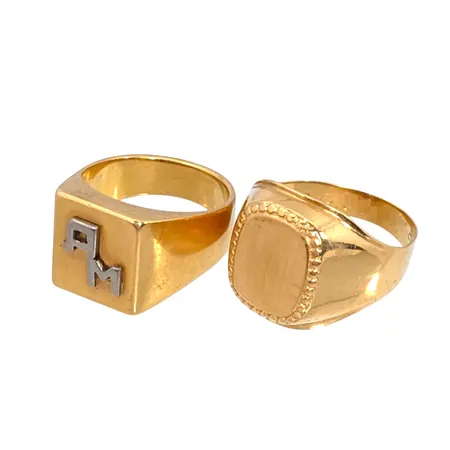 Klackringar i 18K guld, två st, slitage och gravyr Vikt: 14 g