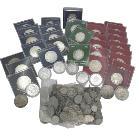 Parti silvermynt, inklusive 27 stycken 50 kr, 5 stycken 100 kr, beräknad finvikt 1570g Vikt: 1570 g