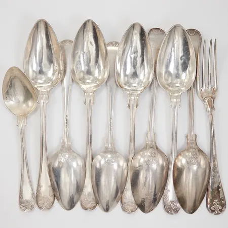 9 Skedar en gaffel modell Gammal Fransk, blandade storlekar gravyr, silver Vikt: 476,4 g