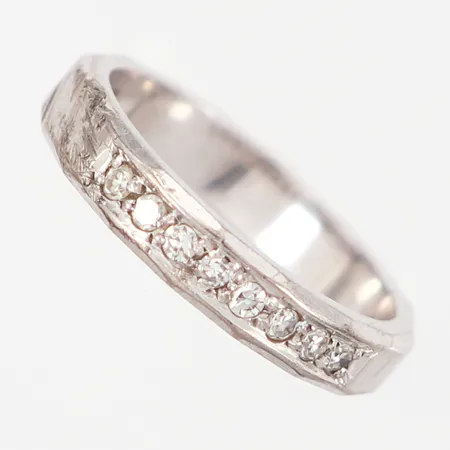 Ring med diamanter 8xca0,02ct stl:16¾, bredd: 3mm, skevheter på infattningar, slitage, vitguld, 18K Vikt: 4,7 g