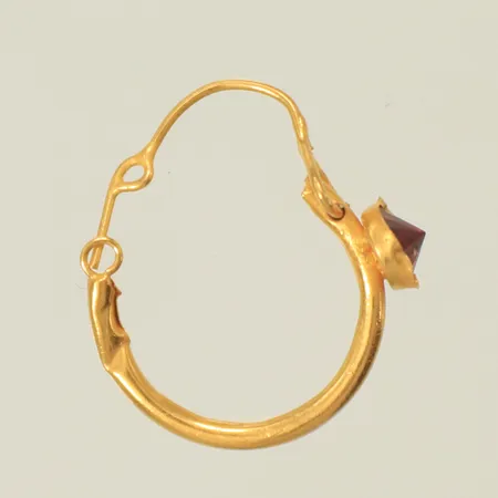 Udda örhänge med röd sten (defekt, trasigt) 18K, 0,2g