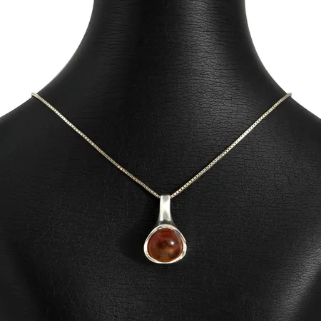 Hänge med Halskedja Venezia silver 925/1000 Bärnsten, längd 25 mm, bredd 16 mm, kedja längd 40,5 cm, sten utan anmärkning, fint skick  Vikt: 7,3 g