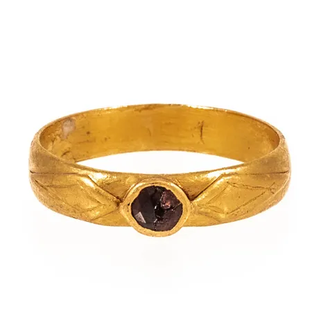 Ring med defekt röd sten 23K 3,2g.