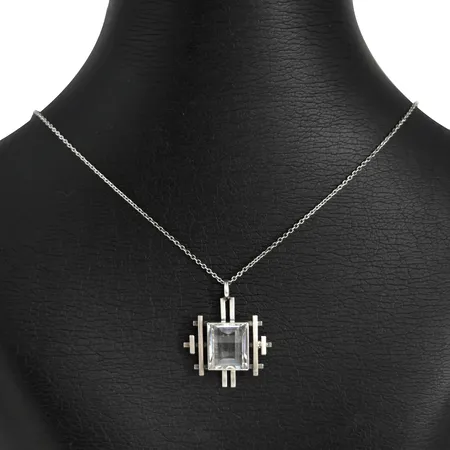 Retro Hänge med Halskedja Ankarlänk silver, Bergkristall, hänge längd inkl. ögla 28,5 mm, bredd 23 mm, kedja längd 46 cm, sten utan anmärkning, hänge med svensk kontroll/importstämpel, fint skick Vikt: 5,6 g