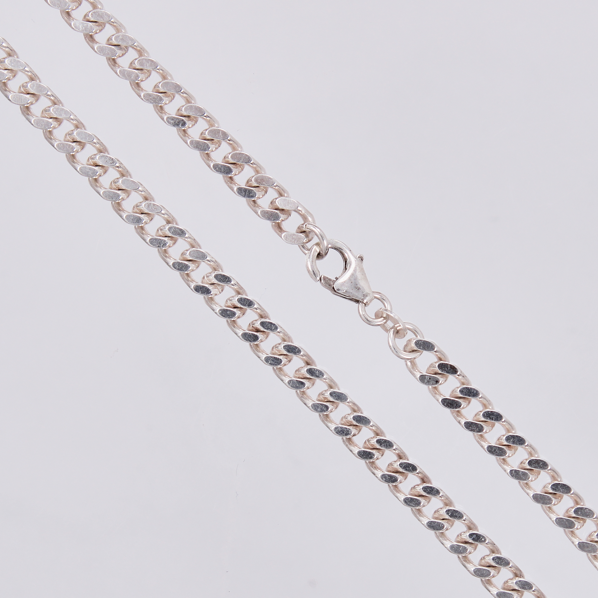 Kedja pansar längd: ca 44cm, bredd: ca 5mm, GHA, 925/1000 silver Vikt: 28,5 g