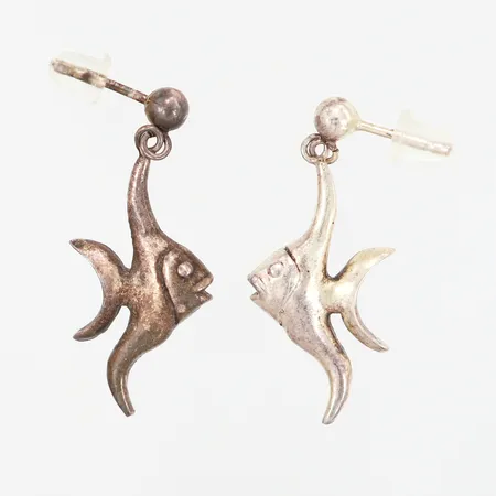 Ett par örhängen fiskar 30x15mm, gummistoppar, ostämplat silver Vikt: 2,5 g