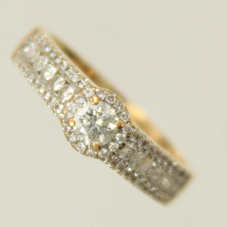 Ring med diamanter ca 1x0,15ct 10x0,01ct 56x0,002ct stl 15,5 bredd 4-5 mm, Guldfynd, 18K 4,3g totalt. 