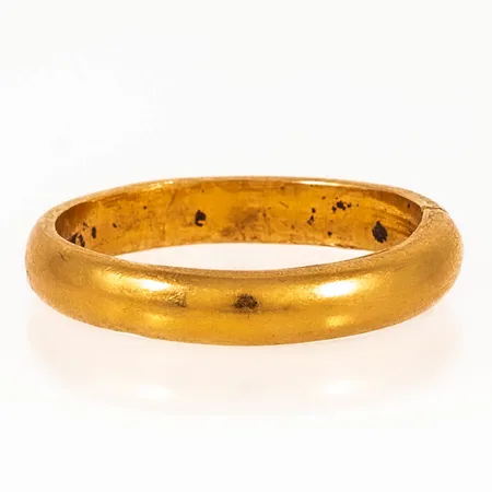 Ring slät stl:19¼ bredd 4mm, ojämn skena 23K 6,8g. 