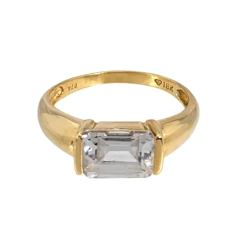 Ring i 18K guld, vit sten 6x8 mm, GIA, svensk kontrollstämpel, Ø17,0 mm, bredd 1,8 - 6 mm, sten utan anmärkning Vikt: 2,8 g