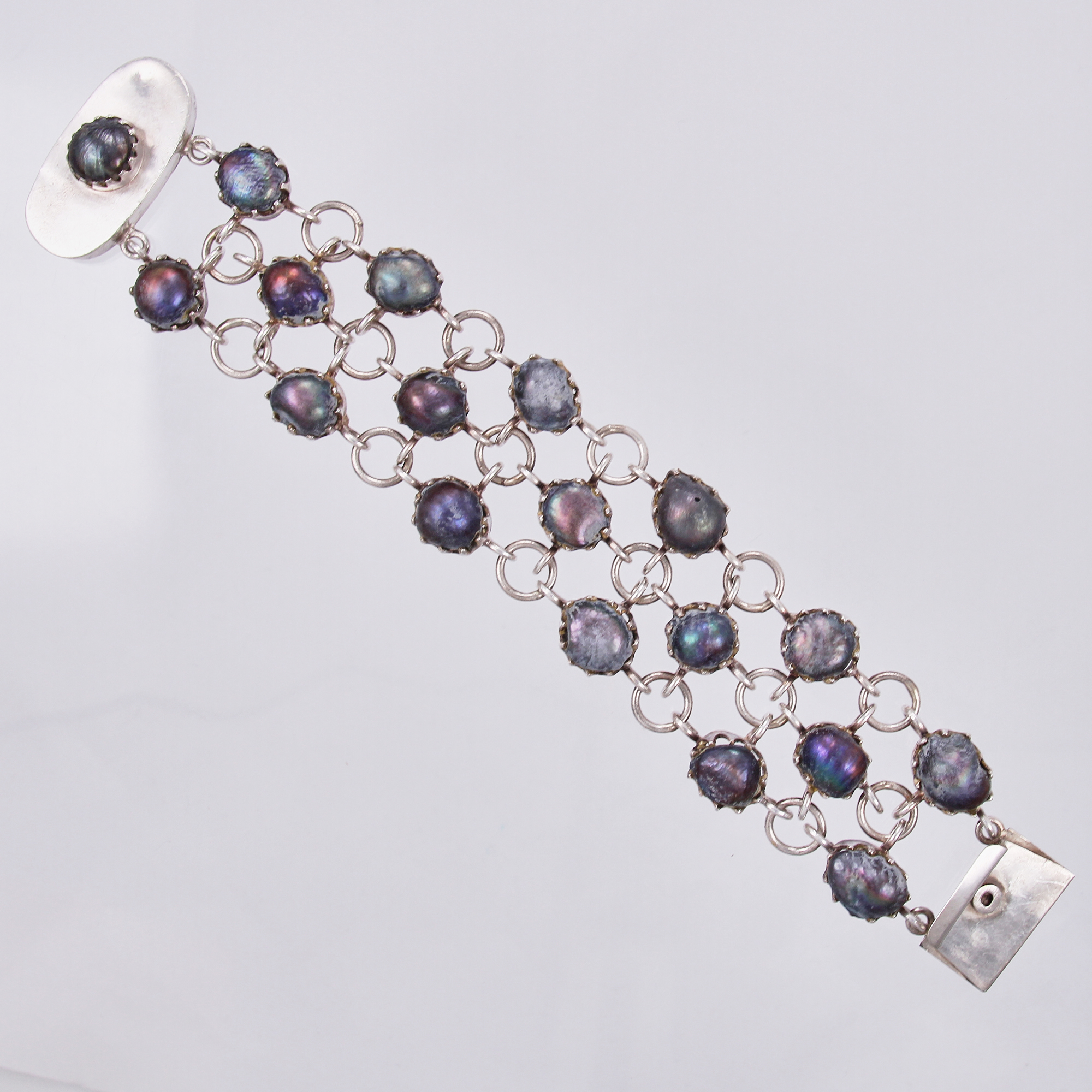 Armband med silver detaljer längd: ca 19cm bredd: ca 35mm 925/1000, silver Vikt: 79,3 g