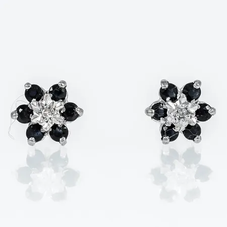 Örhängen med blå safirer och 2 x ca 0,005ct 8/8-slipade diamanter, Ø 8mm, snurrebussar saknas, men nya i plast medföljer 18K 1,2g. 