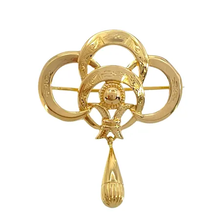 Dräktbrosch i 18K guld, mönstrad dekor, hängande droppe, Malmö, svensk kontrollstämpel, storlek 34x42 mm, något mindre märke Vikt: 3 g