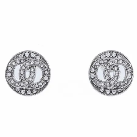 Chanel örhängen i vitmetall med vita stenar. De är Ø 13 mm. Stämplade CHANEL B25 MADE IN ITALY. Inköpta 2025-12-04 för 6.890kr från butiken i Stockholm. Originalask, påse, kvitto. Fint skick. 