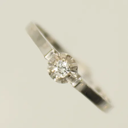 Ring med diamant 0,07ct enligt gravyr stl: 17¼, bredd: 1,5-4,4mm vitguld, 18K Vikt: 1,5 g