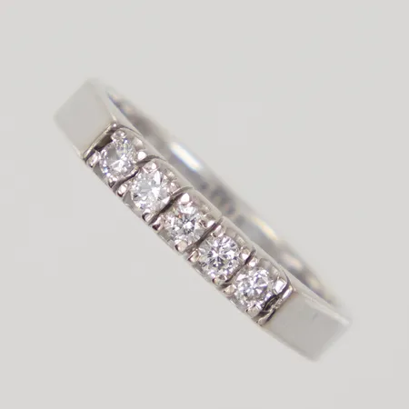 Ring med diamanter 5 x 0,05 ct stl:18, bredd 3mm, Schalins, vitguld 18K Vikt: 4,5 g