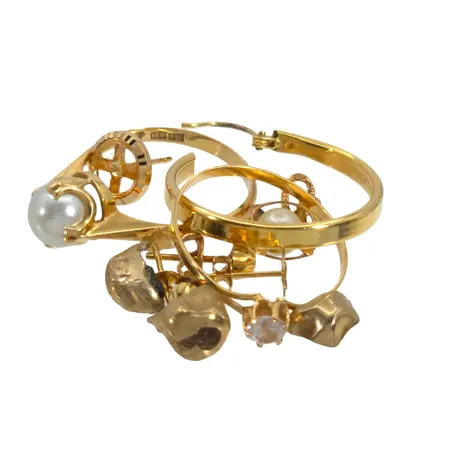 Parti guldsmycken inklusive tandguld, 18K, slitage/defekter förekommer, bruttovikt,  Vikt: 8,9 g