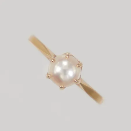 Ring med pärla stl:16¾, bredd 6mm, 18K Vikt: 1,6 g