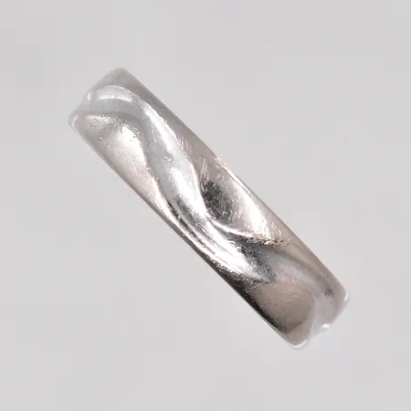 Ring Schalin stl:21 bredd ca 6mm vitguld, gravyr, 18K Vikt: 9,6 g