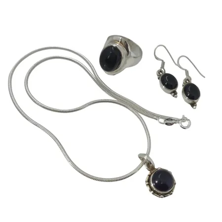 SET - Halsband Ring & Örhängen, silver 925/1000, svart/röda stenar, tillverkarstämpel CCC, halsband Ormlänk (Guldfynd) längd 40 cm, Ring stl:18¼ mm, bredd 5,5 mm, Örhängen längd 31,5 mm, stenar utan anmärkning Vikt: 20,7 g