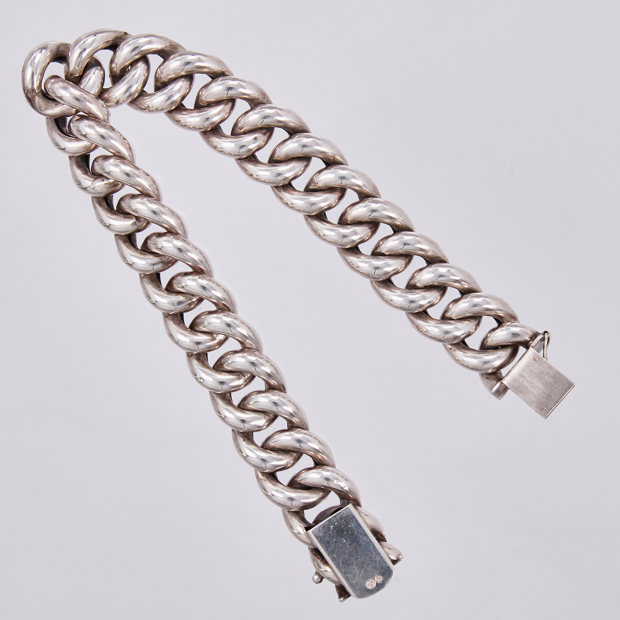Armband pansar längd: ca 20,5cm bredd: ca 13mm, 835/1000 silver Vikt: 28,6 g