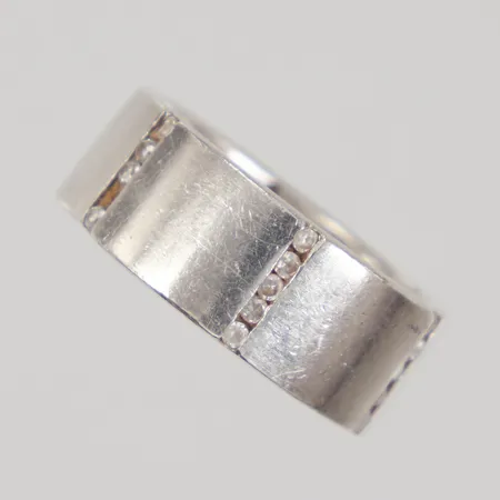 Ring med vita stenar stl:19, bredd 8,5mm, sten saknas, GHA, Silver 925/1000 Vikt: 9,2 g