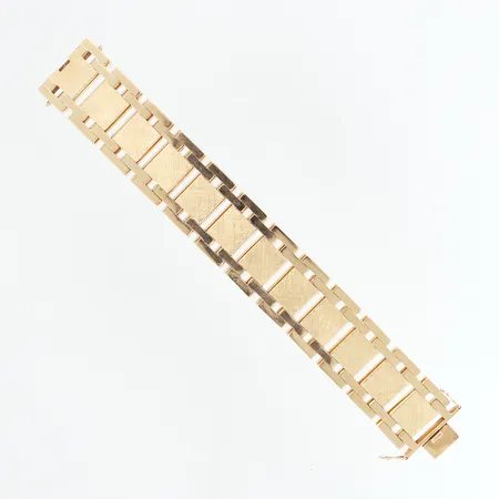 Armband längd 18,5cm delvis matterad, bredd;25mm, kistlås, märkt Guldvirke, två borrhål på baksidan, 14K Vikt: 59,2 g
