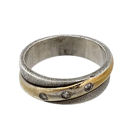 Ring silver 925/1000, vita stenar, förgylld dekor, svartoxiderad yta, tillverkare SSA, stl:18,0 mm, bredd 6 mm Vikt: 5,8 g