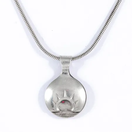 Hänge Jokkmokks Tenn Midnattssol bredd 14mm, längd 21mm, ormkedja 40cm medföljer, silver 925/1000 6,2g. 