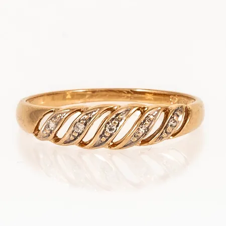 Ring med 5 x ca 0,005ct 8/8-slipade diamanter stl:17 bredd 1,4-4,5mm 18K 1,6g. 