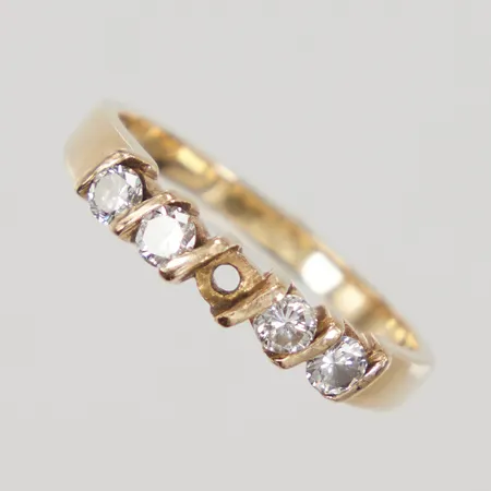 Ring med diamanter 4 x 0,06ct, en diamant saknas, stl:17½, bredd 3,6mm, 18K Vikt: 3 g