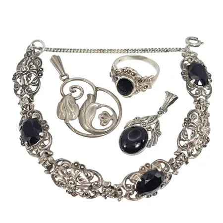 Vintagesmycken Armband Hängen & Ring silver, röd/svarta stenar, ring och ett hänge även med Markasiter (samtliga i behåll), stämplade 925/1000 (ett hänge enbart med kontrollstämpel), armband inre mått 18,5 cm, bredd 14,5 mm, svensk kontroll/importstämpel Vikt: 28,3 g