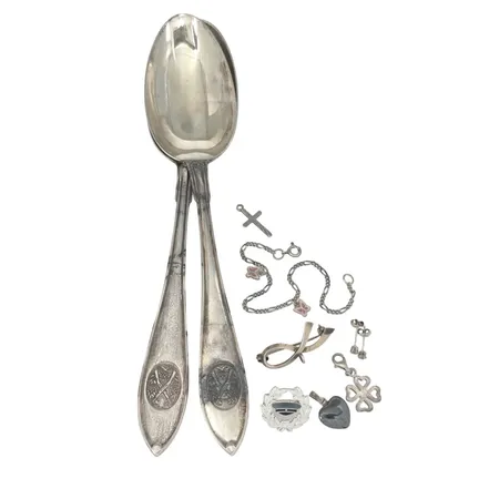 Diverse silverföremål, matskedar 2 stycken, smycken, bl.a. Brosch, längd 32 mm, Asa-Silver H Olsson Falkenberg 1949, bruksskick, gravyr Vikt: 126,2 g