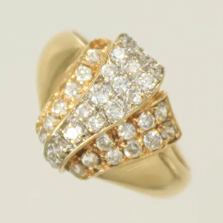 Ring med vita stenar, stl 15½, bredd 2-12mm (skev skena, missfärgad på insidan, sten saknas) 14K, 2,2g