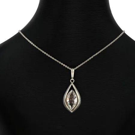 Retro Hänge med Halskedja Ankarlänk silver 935/1000, vit sten, hänge längd inkl. ögla 40,5 mm, bredd 15,5 mm, hänge med tillverkarstämpel KJ, kedja 835/1000, längd 46 cm, sten utan anmärkning, hänge med svensk kontroll/importstämpel, fint skick Vikt: 5,6 g