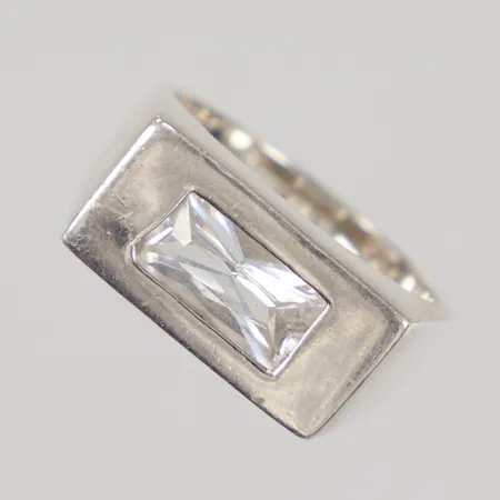 Klackring med vit sten stl:18½, bredd 9mm, Silver 925/1000 Vikt: 6,6 g