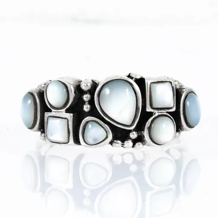 Ring i silver med pärlemorinlägg. Den är 3,7 - 10,8 mm bred, stl:19 och väger 7,7g. Stämplad GHA (Guldfynd) 925.