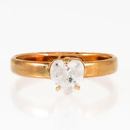 Ring med hjärtformad vit sten (cz) stl:17¼ bredd 2,5-6,5mm, repig sten 18K 0,9g. 