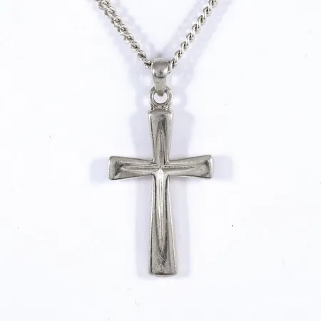 Kedja och kors i silver (925/1000). Kedjan är 45 cm lång och 2,1 mm bred. Korset är 32 mm långt inkl. ögla. Vikt: 7,4g.