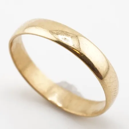 Ring, stl 18½(58), bredd 3,5mm, 18k,sliten gravyr Vikt: 2,4 g