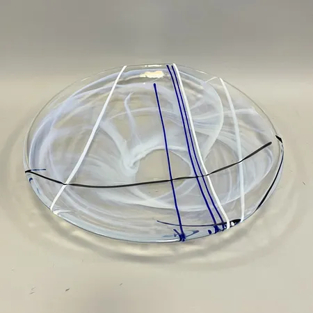 Uppläggningsfat "Contrast", formgivet av Anna Ehrner för Kosta Boda, Ø37cm, höjd: 6,5cm, repor, Skickas med postpaket.