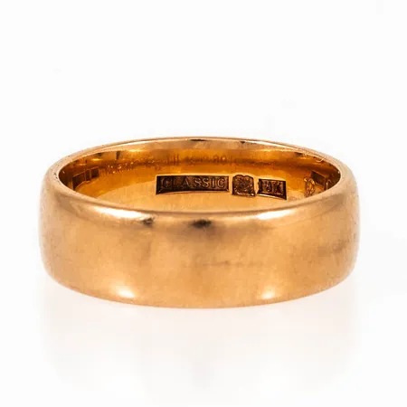 Ring slät stl:16¼ bredd 6mm, höjd 1,5mm, gravyr 18K 6,3g.