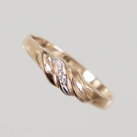 Ring med åttkantslipad diamant Stl:17¾, bredd 4,8mm 18K Vikt: 1,3 g