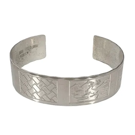 Armring Samiskt handarbete silver 925/1000, dekor, inre mått 18,5 cm, bredd 18,5 mm, tillverkare SWÅ Jokkmokk 1992, stämplad handarbete, fint skick  Vikt: 23,2 g