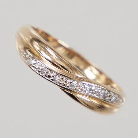 Ring med briljantslipade diamanter 7x0,01ct, stl 19, bredd 2,3-5mm, GFAB, 18K,   Vikt: 2,4 g