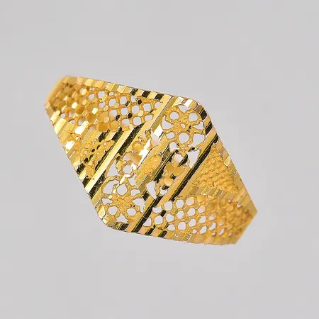 Ring med genombrutet mönster stl:16¾, 21K Vikt: 1,2 g