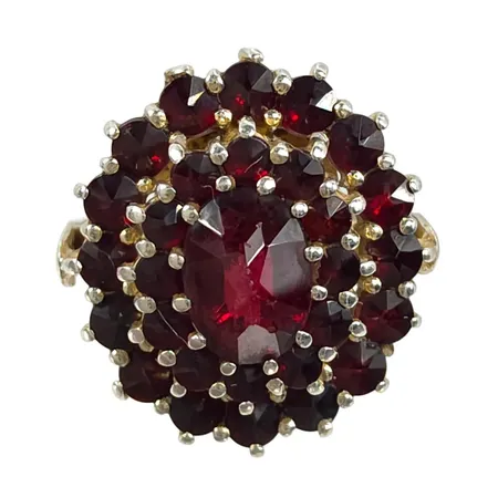 Ring silver 830/1000 Granater, har ej varit förgylld, stl:17½ mm, skena bredd 2,2 mm, stor dekor 17x15 mm, stenar utan anmärkning, svensk kontroll/importstämpel Vikt: 3,9 g