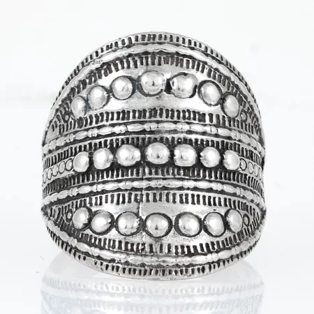 Ring i silver. Den är 5 - 25,7 mm bred, stl:18½. Vikt: 11,8g. Stämplad VJ 925.. 