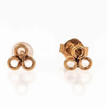 Örhängen 5 x 5mm, en snurrebuss saknas, men ny i plast medföljer, 18K 0,4g.